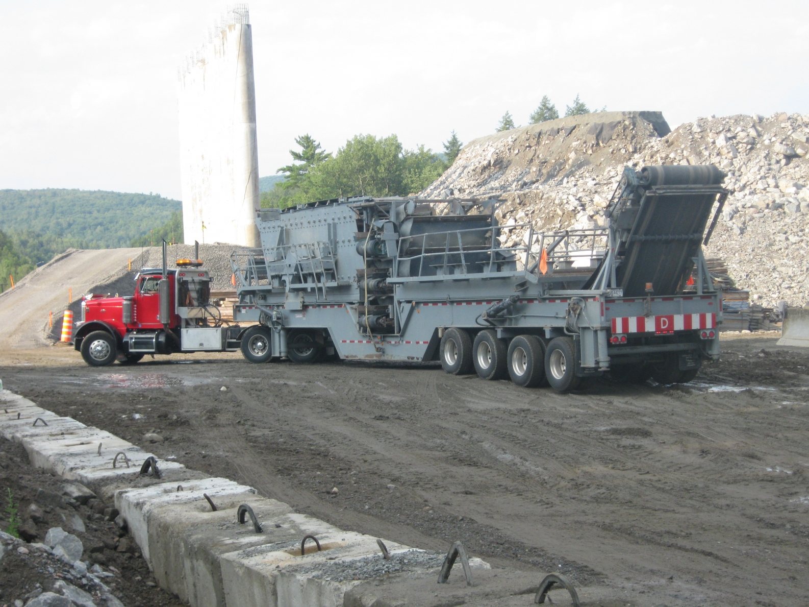 Installation d'un concasseur sur chantier avec camion SM Plus