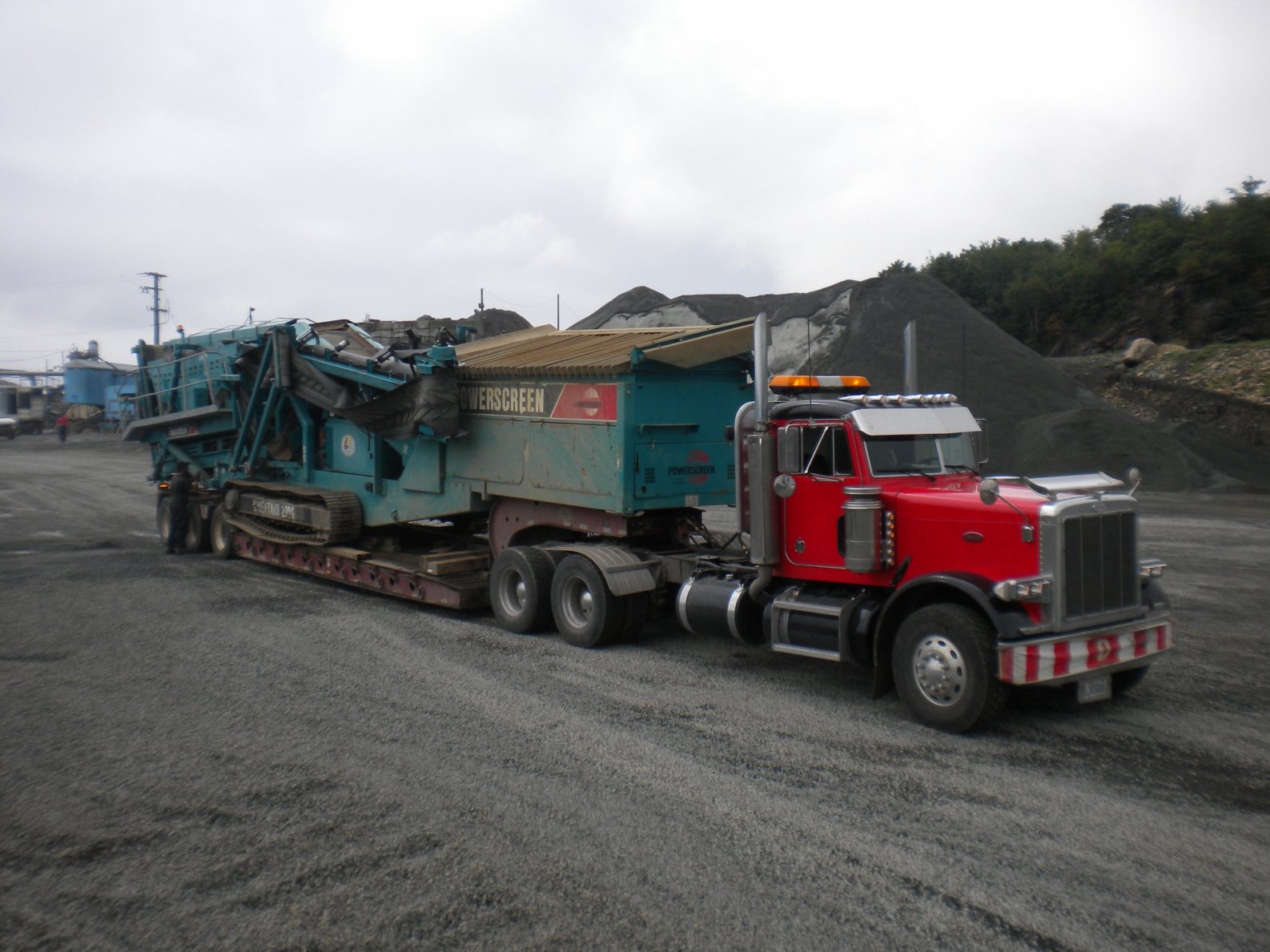 Concasseur Powerscreen chargé sur remorque surbaissée