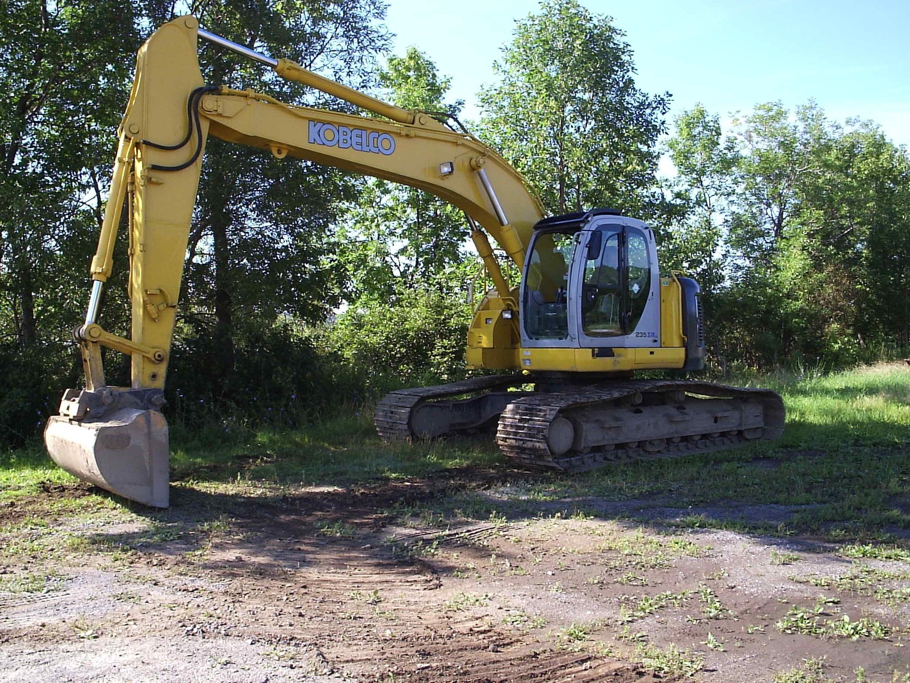 Excavatrice au travail sur un chantier de terrassement