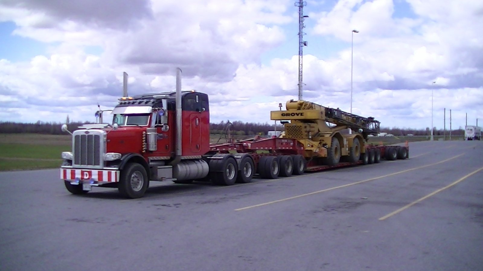 Grue Grove transportée sur une longue remorque extensible