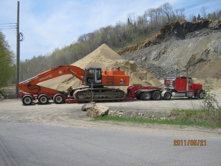 Pelle hydraulique en carrière avec camion SM Plus