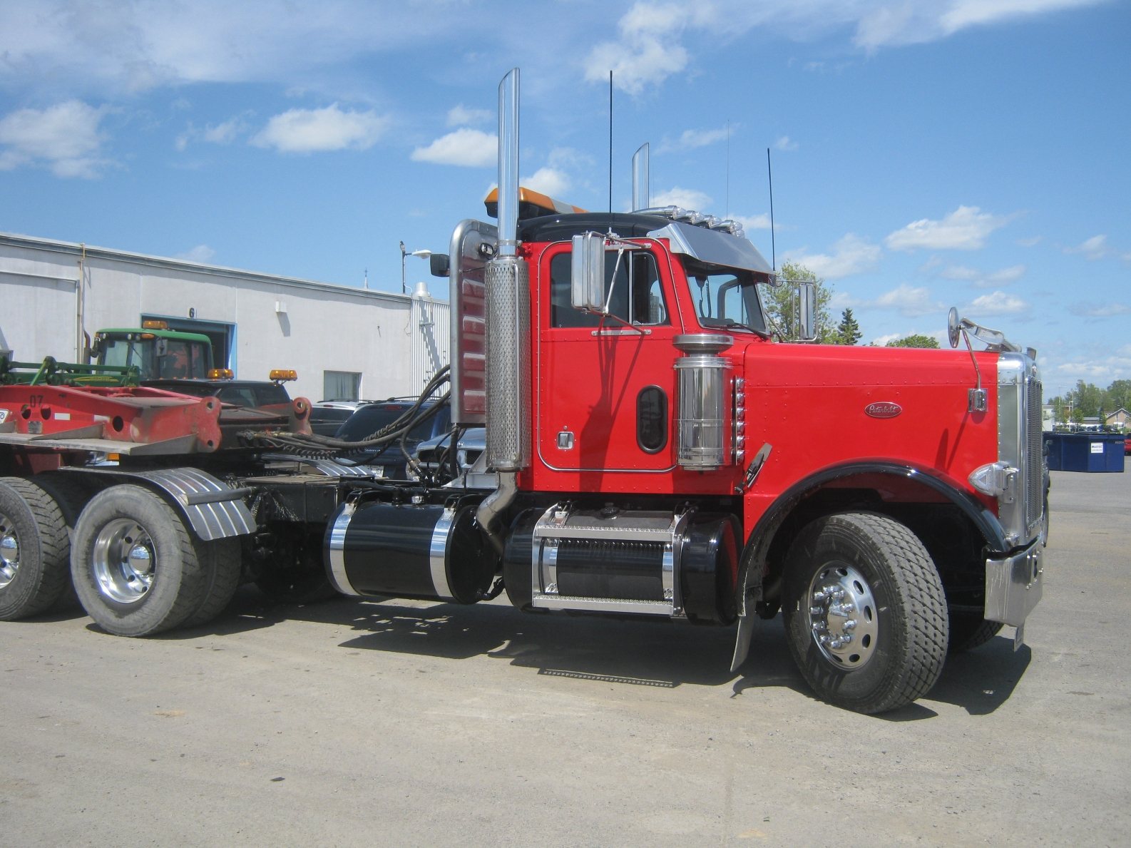 Peterbilt SM Plus devant l'atelier de mécanique