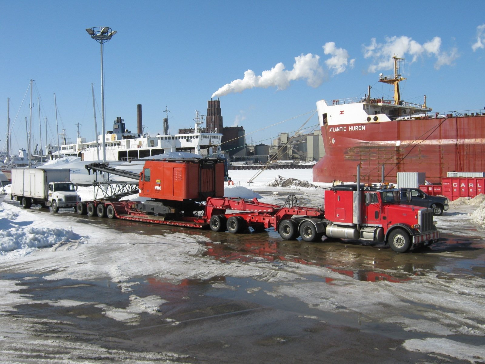 Chargement hors-normes au port devant un navire