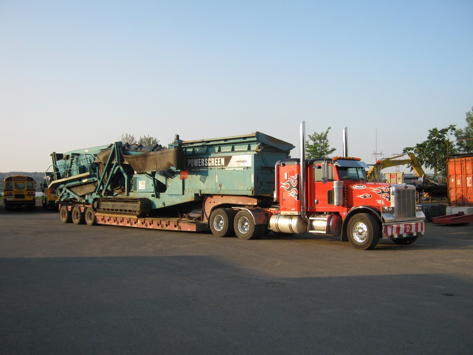 Camion SM Plus avec équipement Powerscreen dans une cour industrielle