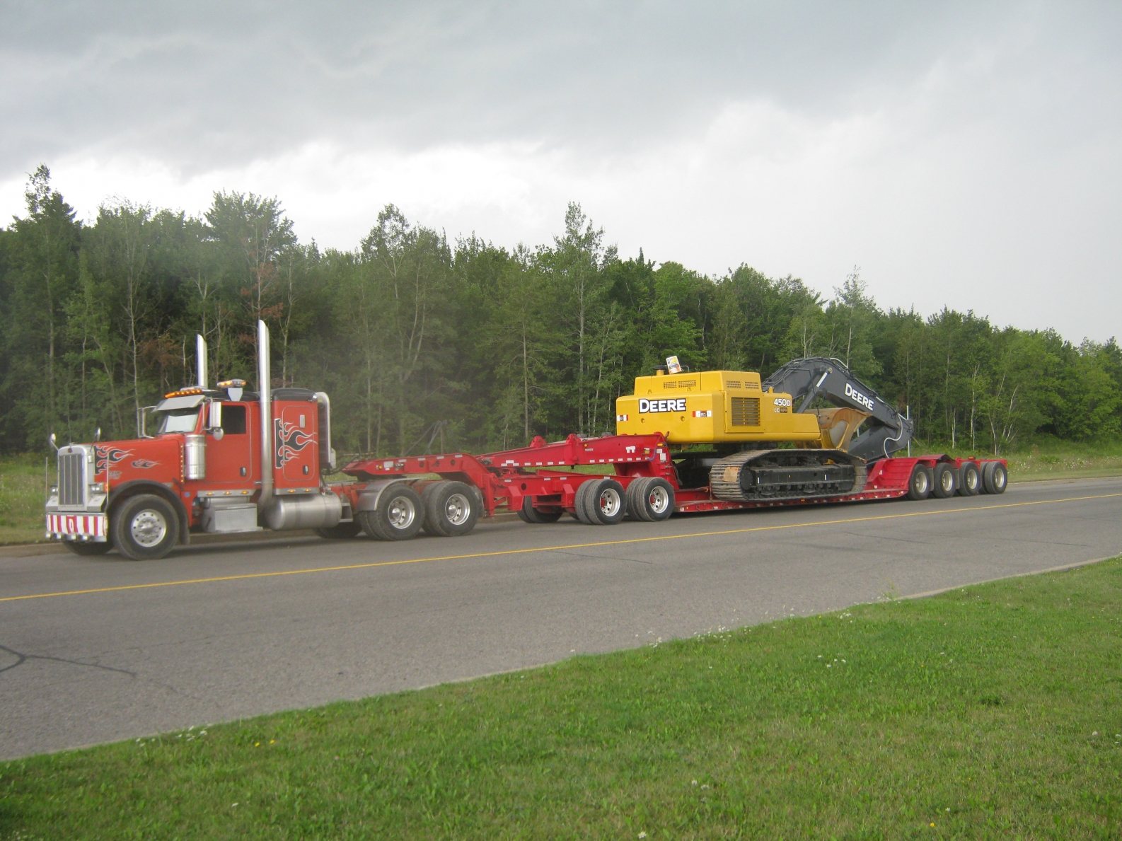 Tombereau sur fardier circulant sur une route de campagne