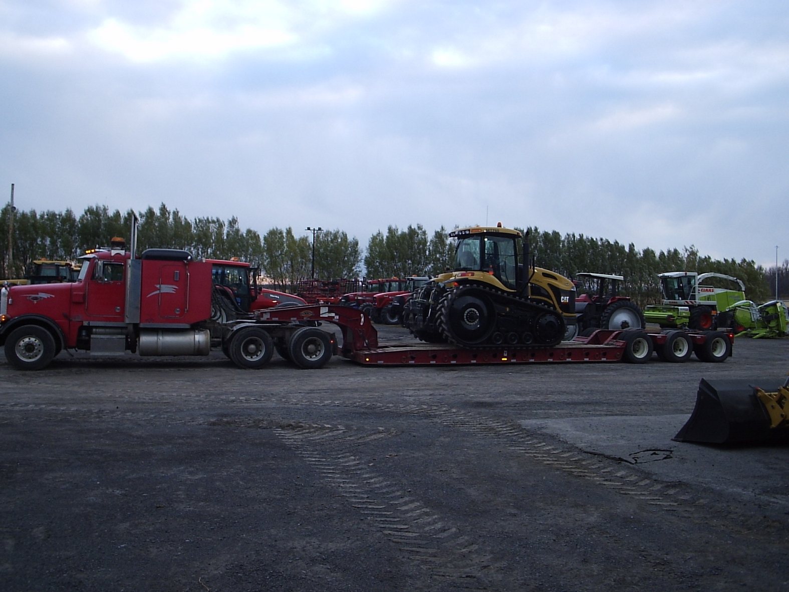Transport de tracteurs agricoles sur remorque plate