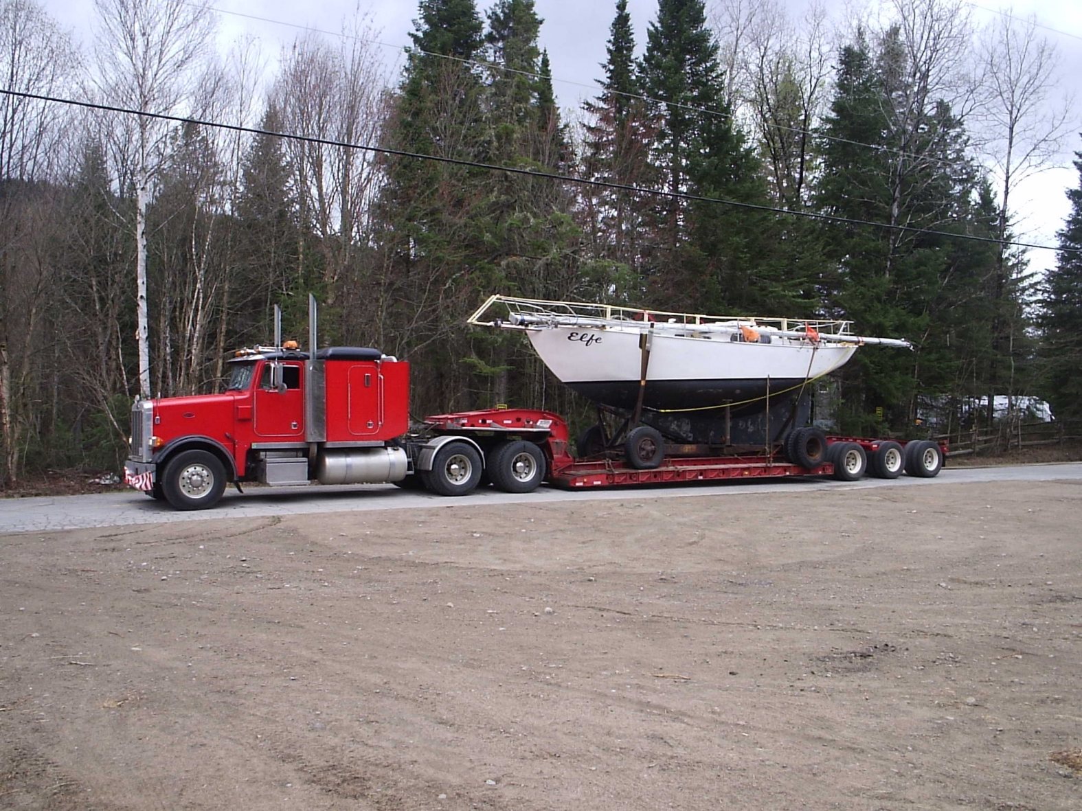 Voilier transporté sur fardier par SM Plus